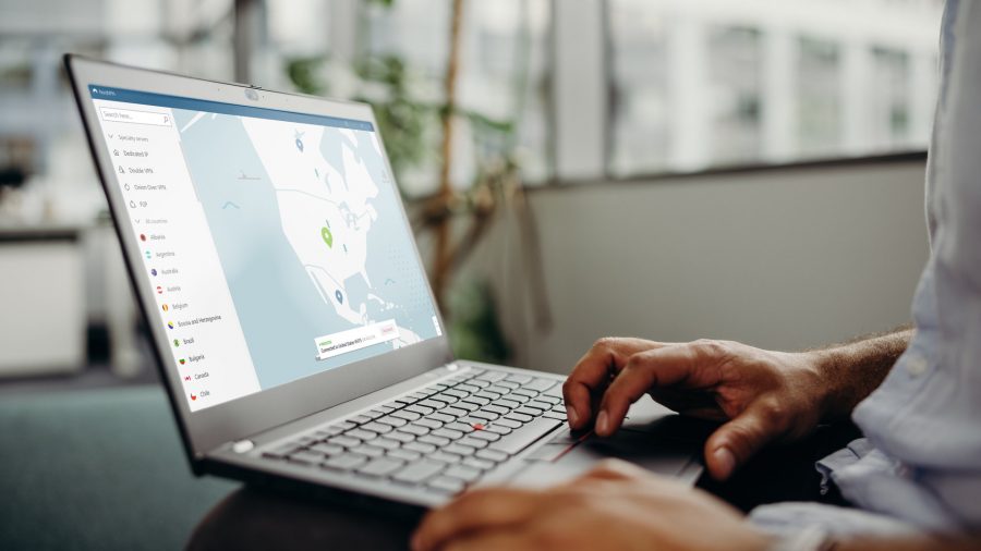 Best_gaming_VPN_Free_VPN  یک مرد اشتراک حق بیمه NordVPN را راه اندازی می کند زیرا VPN های رایگان فقط آن را برای بازی قطع نمی کنند