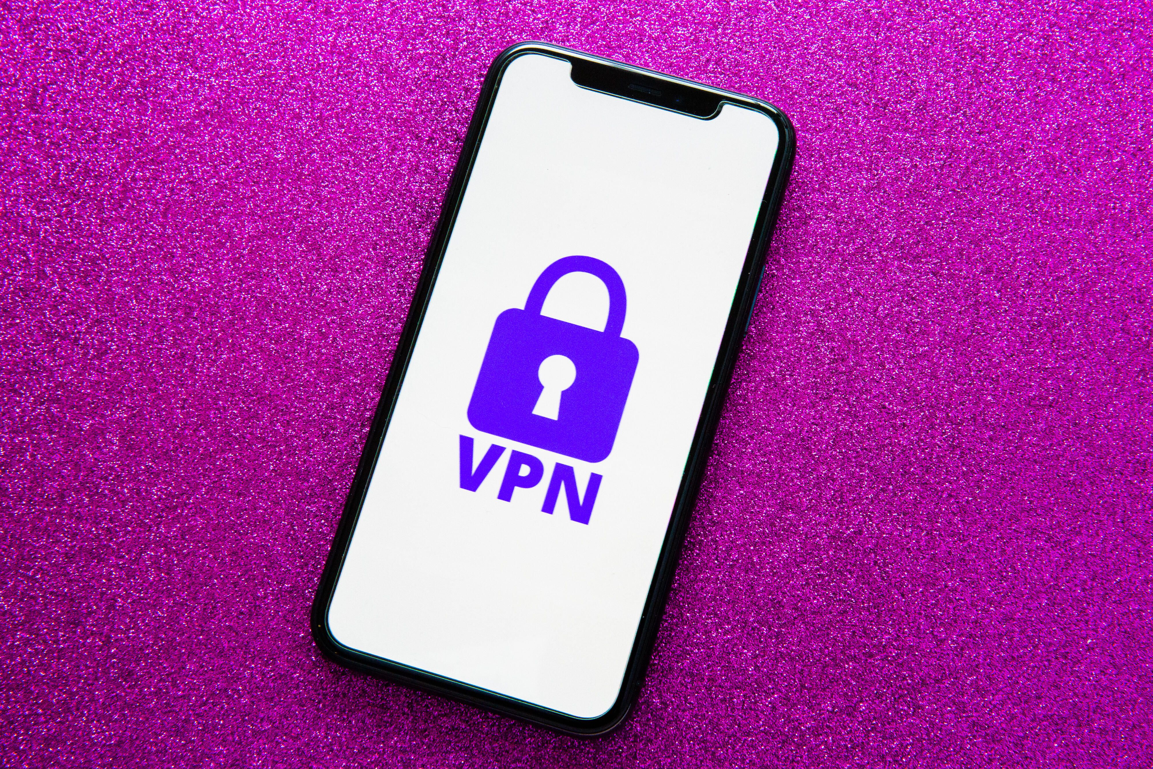  009-vpn-generic-logo-on-phone-security-2021 [19659010] برای تغییر آدرس IP خود می توانید از VPN استفاده کنید. </span><span class=