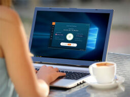 لپ‌تاپ با استفاده از Ivacy VPN: اشتراک 5 ساله (5 دستگاه).