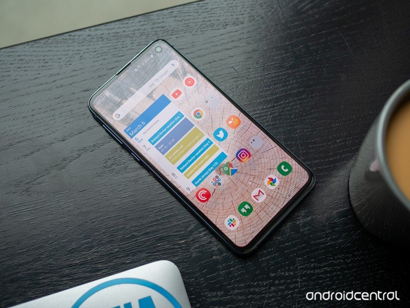Samsung Galaxy S10e دراز کشیده روی میز