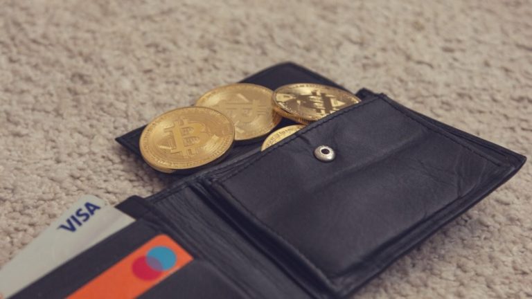 7 هنرمند راه برای کسب درآمد با cryptocurrency به؟ " title="7 روش مبتکرانه برای کسب درآمد با ارزهای دیجیتال؟"/>
                                                    
                
                
به یاد داشته باشید، چراغ جادویی علاءالدین، که این قدرت را داشت که هر کسی را بی عیب و نقص ثروتمند کند. خوب، امروز ما آن چیز را رمزنگاری می نامیم، همان کار را انجام می دهد. سرمایه گذاری درست و بیمار می تواند از مزایای فوق العاده شما برخوردار شود و شما را فوق العاده ثروتمند کند.
بیت کوین بهترین مثال برای اثبات آن است.





ما می دانیم که اتفاقی که با بیت کوین افتاد، چیزی است که فقط یک بار در تاریخ اتفاق می افتد.



کسی که 19000 دلار در بیت کوین سرمایه گذاری کرده بود - درست در اوج روند صعودی 2017 - متوجه شد که سرمایه گذاری های خود 75 تا 80 درصد کاهش یافته است. با این حال، مؤمنان همچنان سرمایه گذاری ها را حفظ می کنند و پس از سه سال 300٪ بیشتر از سرمایه گذاری خود سود می برند.



از آن زمان، افراد زیادی علاقه خود را به بازار کریپتو نشان داده و سرمایه گذاری می کنند. به گفته کریپتومیناتی کپیتال، «فضای کریپتو سرمایه‌گذاران، کارآفرینان و افراد را برای سرمایه‌گذاری و ساخت پروژه‌های جدید جذب می‌کند».



اما، همه چیز اینطور نیست. اکنون به آسانی سابق نیست، اما صبر و رویکرد تحلیلی بازده خوبی را به همراه خواهد داشت. بازار کریپتو اکنون به یک غرب وحشی خشن تبدیل شده است تا با اجزای غیرقابل پیش بینی وارد بازار شود.



در این وبلاگ می خوانید که رمزارزها چیست و ساده ترین راه برای کسب درآمد با ارزهای دیجیتال با ریسک کمتر نسبت به استراتژی های پیچیده است.



Crypto چیست و چگونه کار می کند؟



ارز دیجیتال یک روش پرداخت غیرمتمرکز است که می توانید از آن برای تجارت آنلاین استفاده کنید. با این حال، بازار مملو از بهترین ارزهای رمزنگاری شده برای سرمایه گذاری است، از بیت کوین، اتریوم و لایت کوین محبوب گرفته تا ارز دوج کوین.



کریپتوکارنسی بر روی یک بلاک چین، دفتر دیجیتال تراکنش‌های ارزهای دیجیتال، کار می‌کند و تضمین می‌کند که یک سکه هرگز دو بار استفاده نشود. تراکنش ها در یک شبکه بلاک چین متشکل از هزاران ماشین پردازش می شوند و در ازای تلاش های این ماشین ها، صاحبان می توانند ارزهای رمزنگاری شده کسب کنند.



سکه‌های جدید «ماین» می‌شوند (یعنی ضرب یا ایجاد می‌شوند) زیرا رایانه‌ها پیچیدگی‌های پیچیده ریاضی را برای تعریف مشروعیت تراکنش در بلاک چین تفسیر می‌کنند.



در حالی که بسیاری از مردم هزینه خرید خود را با ارز دیجیتال پرداخت می کنند، اما به طور کلی یک شکل سرمایه گذاری است که کل سایت هایی را هدایت می کند که ارزش یک بیت کوین را ردیابی می کنند.



با استفاده از برنامه های صرافی یا کیف پول بیت کوین مانند Crypto.com، Coinbase، Coinmarketcap و BlockFi، کاربران دلار را به ارز دیجیتال تبدیل می کنند و مانند سهام بر افزایش ارزش سرمایه گذاری خود متکی هستند.



مالیات بر عایدی سرمایه ای که بر روی بیت کوین کش یا سایر درآمدهای ارز دیجیتال پرداخت می کنید بسته به درآمد شما در آن سال مالیاتی متفاوت خواهد بود. اگر کمتر از 40000 دلار در سال درآمد داشته باشید، هیچ مالیاتی بر درآمد کریپتو مدیون نخواهید بود. طبق دستورالعمل ها، درآمد تا سقف 441150 دلار با 15٪ مالیات و درآمد بالاتر با 20٪ مالیات محاسبه می شود.



مردم به دلیل سهولت خرید، فروش و تجارت آنلاین، عاشق سرمایه گذاری در ارزهای دیجیتال هستند.



زمانی که شرکت‌های بزرگ اعلام کنند که آنها را به‌عنوان روش پرداخت می‌پذیرند، زمانی که فرآیندهای استخراج تغییر می‌کند، یا زمانی که افراد مشهوری مانند ایلان ماسک برخی دارایی‌های رمزنگاری شده را تبلیغ می‌کنند، ارزهای دیجیتال ارزش پیدا می‌کنند. همچنین زمانی که تقاضا افزایش می‌یابد و عرضه محدود می‌شود، ارزش آن افزایش می‌یابد. به عنوان مثال، زمانی که 21 میلیون بیت کوین در گردش باشد، دیگر استخراج صورت نمی گیرد.



اگر شرکت‌ها دیگر آن‌ها را به‌عنوان روش پرداخت نپذیرند یا اگر بسیاری از افراد سعی کنند به یک‌باره آن‌ها را بفروشند، می‌توانند ارزش خود را از دست بدهند.



در اینجا چند طرح کلی برای درک بهتر دلار و بازار ارزهای دیجیتال وجود دارد





<ul>
<li> ذخیره ارزهای دیجیتال در یک کیف پول نرم افزاری مانند حمل پول نقد در یک کیف پول واقعی است. موجود است و در انتظار استفاده است.</li>
<li> قرار دادن ارز دیجیتال در پروتکل پس انداز شبیه به واریز پول در حساب پس انداز است. پروتکل پس انداز بابت استفاده از این سرویس به شما سود می پردازد، به همین ترتیب، بانک ها به برخی از حساب های پس انداز سود می پردازند. </li>
<li> معامله توکن ها در صرافی ارزهای دیجیتال مشابه معامله سهام در بورس است. توکن‌ها زنجیره‌های بلوکی را نشان می‌دهند و پروتکل‌های سهام مانند نشان‌دهنده کسب‌وکارها هستند.
<p>شما به مکانی برای ذخیره رمزارز خود نیاز دارید – یک کیف پول. می توانید یک کیف پول نرم افزاری – مانند یک برنامه یا یک کیف پول سخت افزاری – یک نوع دستگاه آفلاین مانند یک درایو فلش انتخاب کنید.</p>
<ul>
<li> اکثر کیف پول‌های نرم‌افزاری، که به عنوان کیف‌پول‌های داغ نیز شناخته می‌شوند، به راحتی قابل بازیابی هستند اگر تلفن خود را گم کنید. کیف پول‌ها آنلاین هستند، تجارت یا خرج کردن ارزهای دیجیتال سریع‌تر و آسان‌تر است. اما در برابر حملات آنلاین که می تواند منجر به سرقت وجوه شود آسیب پذیر است. کیف پول‌های سخت‌افزاری آفلاین هستند و هک کردن آنها غیرممکن است، اما خطر گم شدن یا دزدیده شدن همیشه وجود دارد، مانند هر کیف پول واقعی دیگری.
<p>می‌توانید با نصب یک برنامه مبادله‌ای مانند Coinbase، Coinmarketcap و غیره از این مراحل صرفنظر کنید. در زیر مراحلی وجود دارد که برای تنظیم حساب خود باید دنبال کنید</p>
<ul>
<li>یک برنامه کیف پول دانلود کنید</li>
<li>حساب خود را ایجاد کنید</li>
<li>تأیید سریع دریافت کنید</li>
<li>انتقال یا واریز وجوه از حساب بانکی به کیف پول رمزنگاری</li>
</ul>
<p> این سریع‌ترین راه برای شروع خرید و تجارت ارزهای دیجیتال است. دارایی های شما در یک کیف پولی که توسط صرافی مدیریت می شود ذخیره می شود، که خطری را افزایش می دهد. در مورد آن فکر کنید. شما یک هکر هستید که سعی در سرقت میلیون ها دلار دارید. این ایده خوبی است که برای دسترسی به هزاران کیف پول، وقت خود را صرف هک کردن صرافی های اصلی کنید. هک کردن کیف پول نرم افزاری احتمالا اتلاف وقت است.</p>
<p>نکاتی از کارشناسان: نحوه سرمایه گذاری ایمن در ارزهای دیجیتال</p>
<p>سرمایه گذاری همیشه پر ریسک است. کارشناسان می گویند ارز دیجیتال یکی از گزینه های سرمایه گذاری پرمخاطره در بازار است. با این حال، ارز دیجیتال نیز داغ ترین دارایی است.</p>
<p>در حال حاضر، ارزش بازار جهانی ارزهای دیجیتال 2.66 تریلیون دلار است و پیش بینی می شود که به طرز بی عیب و نقصی افزایش یابد. اگر مایل به سرمایه گذاری در ارزهای دیجیتال هستید، نکات زیر به شما کمک می کند تا انتخاب های تحصیلی داشته باشید.</p>
<p>تبادلات پژوهشی</p>
<p>قبل از سرمایه گذاری یک دلار، درباره صرافی های ارز دیجیتال بیاموزید. این پلتفرم ها رسانه ای را برای خرید و فروش ارزهای دیجیتال فراهم می کنند. طبق Bitcoin.com، بیش از 500 صرافی برای انتخاب در دسترس است. تحقیقات خود را انجام دهید، بررسی ها را بخوانید و قبل از ادامه با یک سرمایه گذار با تجربه صحبت کنید. انجمن های مختلف تلگرام در آنجا هستند و تجربیات شخصی خود را راهنمایی می کنند و به اشتراک می گذارند. Crypto Gaming Bulls یکی از آنهاست.</p>
<p>دانش نحوه ذخیره ارز مجازی</p>
<p>هنگام خرید سکه های رمزنگاری شده، باید آنها را ذخیره کنید. شما می توانید یک کیف پول رمزنگاری را برای ذخیره در یک صرافی یا در یک "کیف پول" دیجیتال (یکی از کیف پول های رمزنگاری شده شرح داده شده در وبلاگ) انتخاب کنید. در حالی که انواع مختلفی از کیف پول ها وجود دارد، هر کدام مزایا، الزامات فنی و امنیتی خود را دارند. در مورد تجارت، باید قبل از سرمایه گذاری در مورد گزینه های هاست خود تحقیق کنید.</p>
<p>سرمایه گذاری های خود را متنوع کنید</p>
<p>تنوع در قلب هر استراتژی صحیح سرمایه گذاری قرار دارد و همین امر در هنگام سرمایه گذاری در ارزهای دیجیتال نیز صادق است. به عنوان مثال، شما نباید تمام پول خود را تنها به این دلیل که نام آن را می دانید در شبکه بیت کوین سرمایه گذاری کنید. هزاران گزینه وجود دارد، و بهتر است سرمایه گذاری خود را به چند ارز دیجیتال تقسیم کنید.</p>
<p>برای نوسانات آماده شوید</p>
<p>بازار کریپتو همیشه بی ثبات است، بنابراین برای برخی فراز و نشیب ها آماده باشید. شاهد نوسان شدید قیمت خواهید بود. اگر سبد سهام یا رفاه ذهنی شما خارج از کنترل شما است، ممکن است ارزهای دیجیتال بهترین گزینه برای شما نباشند.</p>
<p>کریپتوکارنسی در حال حاضر روند رو به رشدی دارد، اما به یاد داشته باشید که هنوز در مراحل ابتدایی است. سرمایه گذاری روی چیز جدید می تواند دشوار باشد، پس آماده باشید. اگر قصد پیوستن به آن را دارید، با انجام تحقیقات و استراتژی سرمایه گذاری خود به صورت محافظه کارانه شروع کنید.</p>
<p>7 استراتژی برای کسب درآمد با ارزهای دیجیتال</p>
<p>وام/قرض گرفتن</p>
<p>با شروع وام‌دهی کریپتو، از سرمایه‌گذاری‌های کریپتو خود پول بیشتری کسب کنید. وام دادن به ارزهای دیجیتال شامل مشارکت وام گیرندگان و وام دهندگان و توافقات بین آنها است. چندین صرافی کریپتو از وام‌دهی کریپتو پشتیبانی می‌کنند، از جمله Nexo، SALT Lending، BlockFi، Oasis و Celsius.</p>
<p>به طور خاص، وام های رمزنگاری شامل قراردادهایی است که در آن وام گیرندگان دارایی ارز دیجیتال خود را به عنوان وثیقه تعهد می کنند، وام دهندگان شرایط را می پذیرند و پول نقد یا سایر ارزهای دیجیتال را پیشنهاد می کنند، و وام گیرندگان موافقت می کنند که به وام دهندگان بهره بپردازند.</p>
<p>به طور معمول، در قرارداد وام رمزنگاری، وام گیرنده و وام گیرنده افراد هستند، نه سازمان هایی مانند بانک ها. نکته اصلی این است که ارزهای دیجیتال در قلب وام هایی قرار دارند که به عنوان وثیقه یا منبع اصلی ارزش قرض گرفته شده استفاده می شوند.</p>
<p>بنابراین، وام دهندگان می توانند دارایی ها یا دارایی های کریپتو را قرض کنند و از پرداخت بهره در قالب دارایی های کریپتو اضافی بهره مند شوند. البته، این بدون خطر نیست و یافتن پلتفرم هایی که وام گیرندگان و وام دهندگان بالقوه را به هم متصل می کند، می تواند مدتی طول بکشد. اما دوباره، اگر به دنبال راهی برای کارکرد ارز دیجیتال خود و کسب درآمد اضافی هستید، وام دادن یکی از راه‌های ممکن است که ارزش کاوش را دارد.</p>
<p>سنتی خرید و نگه دارید</p>
<p>روش کسب درآمد از کریپتو برای افرادی که آماده ریسک هستند ارجحیت دارد. این بدان معنی است که دارایی های رمزنگاری انتخابی خود را از یک صرافی رمزنگاری دریافت کنید و در هنگام کاهش قیمت ها بیشتر خریداری کنید – که به طور سنتی "خرید کاهش" نامیده می شود.</p>
<p>پس از ماه ها یا سال ها، با سود کلی قابل توجه، دارایی ممکن است در مقایسه با قیمت خریداری شده فروخته شود.</p>
<p>سکه های رمزنگاری تثبیت شده مانند بیت کوین، اتریوم و لایت کوین روزانه افزایش و کاهش می یابند، اما اگر به نمودار نگاه کنیم، متوجه می شویم که این سکه ها در طول سال روند صعودی خود را حفظ کرده اند. سکه های جدیدی مانند Chia به دلیل هیاهو، احتمال بیشتری دارد که با قیمت بالاتری عرضه شوند. بعداً ارزش خود را از دست می دهد و به زمان طولانی برای بهبودی نیاز دارد. گاهی اوقات اگر خریداران کافی در بازار وجود نداشته باشند یا کاربرد عملکرد انجام شده کافی نباشد، احتمالاً ناپدید می شوند.</p>
<p>قبل از اینکه تصمیم بگیرید از کدام ارز دیجیتال به عنوان سرمایه گذاری بلندمدت استفاده کنید، خواندن وایت پیپر برای آن سکه حیاتی است. این به شما ایده منصفانه ای از منشاء و هدفی که در خدمت آن است می دهد و داده های کافی را ارائه می دهد تا بتواند در آزمون زمان مقاومت کند.</p>
<p>تجارت</p>
<p>سرمایه گذاری یک سرمایه گذاری بلندمدت مبتنی بر استراتژی خرید و نگه داشتن است، اما تجارت از فرصت های کوتاه مدت استفاده می کند.</p>
<p>بازار کریپتو غیرقابل پیش بینی است. به بیان ساده، قیمت دارایی ها می تواند در یک بازه زمانی کوتاه به طور چشمگیری افزایش یا کاهش یابد.</p>
<p>برای اینکه یک معامله گر موفق باشید، به مهارت های فنی و تحلیلی مناسب نیاز دارید. شما باید نمودار بازار عملکرد دارایی های فهرست شده را تجزیه و تحلیل کنید. بنابراین، می توانید پیش بینی دقیقی از افزایش و کاهش قیمت داشته باشید.</p>
<p>در حین تجارت کریپتو، بسته به اینکه انتظار دارید قیمت دارایی افزایش یا کاهش یابد، می توانید خرید یا فروش کنید. این بدان معنی است که شما می توانید سود ببرید چه قیمت بالا یا چه پایین بیاید.</p>
<p>راه هایی برای تقویت استراتژی معاملاتی</p>
<p>راه های مختلفی برای به حداقل رساندن خطرات موجود در تجارت کریپتو وجود دارد. در اینجا برخی از راه‌های برتر برای تقویت استراتژی معاملاتی شما آورده شده است.</p>
<ul>
<li> تجارت خود را متنوع کنید – ترکیب ارزهای مختلف به کاهش ریسک روزانه مرتبط با یک سکه خاص کمک می کند. زمان – زمان معاملاتی را برنامه ریزی کنید که با برنامه شما مطابقت دارد.</li>
<li> اخبار کریپتو را دنبال کنید – از اخبار و داستان های کریپتو به روز شوید تا از بازار جلوتر بمانید.</li>
<li> از تحلیل تکنیکال استفاده کنید – شاخص های فنی را تمرین کنید. این به شما کمک می کند تا هر یک از معاملات خود را توجیه کنید. با نرخ از دست دادن سود 2:1 شروع کنید.</li>
<li>Staking</li>
</ul>
<p>از آنجایی که انرژی مورد نیاز برای اجرای یک بلاک چین PoW بسیار بالا است، برخی از بلاک چین ها یک الگوریتم اعتبار سنجی به ظاهر بهتر به نام اثبات سهام (PoS) ایجاد کرده اند. الگوریتم PoS به جای استفاده از انرژی و سخت‌افزار برای اجرای پازل‌های رمزنگاری پیچیده، کاربران را مجبور می‌کند تا توکن‌های خود را برای تأیید رمز ارز مسدود کنند (به اشتراک بگذارند).</p>
<p>Staking عمل مسدود کردن دارایی های دیجیتالی است که به عنوان یک اعتبارسنجی در یک شبکه رمزنگاری غیرمتمرکز عمل می کند تا یکپارچگی، امنیت و تداوم شبکه را تضمین کند. ذینفعان دارایی های خود را ایمن می کنند تا به عنوان گره ها و بلوک های اعتبارسنجی عمل کنند. به ذینفعان با ارز دیجیتال تازه ایجاد شده به عنوان انگیزه ای برای کمک به امنیت شبکه پرداخت می شود.</p>
<p>مزایا: یک رویکرد ارزان تر برای به دست آوردن پول از ارزهای دیجیتال</p>
<p>معایب: نوسان قیمت بزرگترین خطر است.</p>
<p>Airdrops</p>
<p>از بین تمام راه‌های دریافت ارز دیجیتال رایگان، ایردراپ بیشترین ریسک را دارد. این بیش از آن چیزی است که فکر می کنید برای بیشتر سرمایه گذاران ارزشمند است. توسعه دهندگان زمانی که می خواهند از ارزهای دیجیتال جدید پشتیبانی کنند، airdrops را انجام می دهند. به طور خلاصه، آنها سکه رایگان می دهند تا سعی کنند آن را بپذیرند.</p>
<p>زمانی که پروژه airdrop در حال انجام است می توانید از طریق اینترنت بررسی کنید. آنها اغلب توسط کاربران در وب سایت شرکت، رسانه های اجتماعی و سایر پلتفرم های خبری رمزنگاری تبلیغ می شوند.</p>
<p>بسیار مهم است که در هر پروژه رمزنگاری جدید مراقب باشید. Fake Airdrop و ICO (Initial Coin Offering) کلاهبرداری های رایجی هستند که توسط هکرها استفاده می شود. در واقعیت، بسیاری از سکه‌هایی که به شکل حباب هوا منتشر می‌شوند، فروشگاه‌های سرمایه‌گذاری چندان ارزشمندی نیستند. کارشناسان توصیه می کنند که از رمزارزهای شناخته شده تر، بیت کوین و اتریوم، به ویژه برای تازه کارها استفاده کنند. اگر این توصیه ها را دنبال می کنید، به ایردراپ تغییر دهید.</p>
<p>تمام ارزهای دیجیتالی که از طریق ایردراپ به دست می آیند نیز مشمول مالیات هستند. طبق گزارش IRS، شما باید بر اساس ارزش بازار منصفانه تاریخ ثبت در دفتر کل توزیع شده (در بیشتر موارد هنگام دریافت ایردراپ از کیف پول دیجیتال) گزارش دهید.</p>
<p>معدن</p>
<p>ماینینگ بخش مهمی از مکانیسم اجماع اثبات کار (PoW) است و یکی از قدیمی‌ترین راه‌های کسب درآمد با ارزهای دیجیتال است. این فرآیند اعتبار سنجی تراکنش ها و ایمن سازی شبکه PoW است. برای انجام این کارکردها، ماینرها سکه های جدیدی را در قالب پاداش بلوک دریافت می کنند. در روزهای اولیه بیت کوین، ماینینگ بر روی کامپیوتر رومیزی امکان پذیر بود، اما امروزه، سخت افزار استخراج تخصصی مورد نیاز است.</p>
<p>هنگامی که صحبت از نگهداری شبکه می شود، راه اندازی یک گره اصلی نیز سودآور است. گره اصلی کیف پولی است که یک کپی از کل شبکه را میزبانی می کند.</p>
<p>این دو روش مستلزم مقدار قابل توجهی سرمایه گذاری اولیه و مداوم با پشتوانه تخصص فنی است.</p>
<p>سود سهام</p>
<p>روش دیگر برای به دست آوردن پول با دارایی های کریپتو، کسب سود سهام است. اگر با سرمایه گذاری در سهام یا اوراق قرضه آشنا هستید، احتمالاً حداقل از چیستی سود سهام آگاه هستید. به زبان ساده، سود سهام پرداخت های نقدی کوچکی است که به سهامداران انجام می شود. اگر یک شرکت برای یک چهارم (یا یک سال، که به مالکیت انفرادی بستگی دارد) سود کند، آن سود را تقسیم کرده و به مالکیت شرکت (سهامداران) برمی‌گرداند.</p>
<p>در حالی که ممکن است شاهد موجی از سود سهام بدون موجودی زیاد نباشید، اما می‌تواند راهی برای کسب درآمد با ارز دیجیتالی باشد که از قبل دارید. با این حال، باید کمی تحقیق کنید تا ببینید کدام ارزهای دیجیتال سود سهام پرداخت می کنند و آیا سود سهام ارزش آن را دارد یا خیر.</p>
<p>برخی از ارزهای رمزپایه که سود سهام را با سکه (یا توکن) بیشتری می پردازند عبارتند از VeChain، NEO، Reddcoin، NAVCoin، Decred و سود سهام سالانه آنها به طور کلی. بنابراین، سود سهام ارزهای دیجیتال با سود سهام تفاوت دارد زیرا به جای پول نقد، توکن‌های اضافی پرداخت می‌کنند.</p>
<p>سرمایه گذاری بلند مدت و کوتاه مدت: کدام یک بهتر است؟</p>
<p>سرمایه گذاری بلندمدت در کریپتو چیست؟</p>
<p>سرمایه گذاری بلندمدت روشی است که معمولا سرمایه گذاری را برای بیش از یک سال نگه می دارد. به طور معمول، سرمایه گذاران بلندمدت نیز سرمایه گذاران منفعل هستند. به عبارت دیگر، شما در مدت کوتاهی مقادیر زیادی خرید و فروش نمی کنید. سرمایه‌گذاران بلندمدت می‌توانند در سهامی سرمایه‌گذاری کنند که ارزش آن افزایش می‌یابد، یا می‌توانند در بلندمدت در صندوق‌ها یا ETF سرمایه‌گذاری کنند. اما به طور کلی، سرمایه گذاری بلندمدت بیشتر یک رویکرد تنظیم و فراموش کردن است.</p>
<p>استراتژی های سرمایه گذاری بلند مدت:</p>
<p>چند استراتژی مختلف وجود دارد، اما موضوع کلی درباره «خرید و نگه دارید» است. با در نظر گرفتن این موضوع، در اینجا چند استراتژی برای سرمایه گذاران بلندمدت آورده شده است.</p>
<ul>
<li> سرمایه گذاری با ارزش – استراتژی که در آن یک سرمایه گذار سعی می کند یک ارز دیجیتال را با قیمتی کمتر از ارزش ذاتی آن خریداری کند. شرکت‌هایی که سود سهام پرداخت می‌کنند.</li>
</ul>
<p> سرمایه‌گذاری کوتاه‌مدت در کریپتو چیست؟</p>
<p>سرمایه گذاری کوتاه مدت روشی است که معمولاً کمتر از یک سال نگهداری می شود. سرمایه گذاران کوتاه مدت اغلب به عنوان معامله گران فعال یا سرمایه گذاران فعال شناخته می شوند. این بدان معناست که شما بیشتر از سرمایه گذاران بلندمدت خرید و فروش می کنید. این می تواند چندین بار در سال، چندین بار در ماه یا حتی چندین بار در روز باشد. سرمایه‌گذاران کوتاه‌مدت معمولاً می‌خواهند سود سریعی به دست آورند و قصد ندارند سرمایه‌گذاری را متوقف کنند، بلکه در بازار سفته‌بازی می‌کنند.</p>
<p>این سرمایه گذاران کوتاه مدت در جاهای دیگر نیز سبد سرمایه گذاری بلندمدت خواهند داشت. احتمالاً از آن برای بازنشستگی یا سایر شرکت‌هایی که می‌خواهند در سهام سرمایه‌گذاری کنند و آنها را برای بلندمدت نگه دارند، استفاده می‌کنید.</p>
<p>استراتژی های سرمایه گذاری کوتاه مدت:</p>
<p>سرمایه گذاران کوتاه مدت برای کسب سود به دنبال خرید و فروش سریع دارایی های خود هستند. بنابراین، در اینجا چند استراتژی رایج برای سرمایه گذاری کوتاه مدت آورده شده است:</p>
<ul>
<li> Scalping – خرید و فروش فوری در یک روز یا چندین بار در یک روز معاملاتی. روزها یا هفته ها یا حتی برای چند ماه. </li>
</ul>
<p> چگونه ارز دیجیتال را برای سرمایه گذاری بلند مدت و کوتاه مدت انتخاب کنیم.</p>
<ul>
<li> ابتدا تحلیل بنیادی مورد نیاز است. سوال این است که چگونه می توان یک تحلیل بنیادی انجام داد؟ ما همچنین باید بدانیم که چقدر روی ارزهای دیجیتال سرمایه گذاری کرده ایم. ارزهای دیجیتال بالقوه برتر در بازار فعلی برای سرمایه گذاری های بلند مدت و کوتاه مدت.</li>
<li> تحلیل رشد بنیادی فصلی. برای معاملات کوتاه مدت یا روزانه، سطوح حمایت و مقاومت تست باید درک شود.
<p>خوب، پس از خواندن این مقاله حتماً ایده ای در مورد نحوه کسب درآمد با ارزهای دیجیتال پیدا کرده اید. برای سرمایه گذاری مطمئن و کسب سود باید قبل از سرمایه گذاری تحقیق کنید. توییتر بهترین منبع اطلاعاتی است که می‌توان برای آخرین به‌روزرسانی‌های صنعت کریپتو به آن تکیه کرد، برای مثال، CyrptoMinati Capital اخیراً نظر خود را در مورد سرمایه‌گذاری در TheSandBox توییت کرد.</p>
<p>شناخت رمزارز قبل از سرمایه گذاری بسیار مهم است. شما باید فراز و نشیب های بازار را به طور کامل مطالعه کنید. یکی از مواردی که باید اطمینان حاصل کنید این است که کیف پول خود را قبل از شروع سفر آماده کنید.</p>
<p>مطمئن شوید که تمام استراتژی های خود را قبل از سرمایه گذاری انجام داده اید. انتخاب ارز دیجیتال یک کار بسیار مهم است که به تمام تحقیقات و جزئیات نیاز دارد.</p>
<p>قبل از خرید کریپتو، مطمئن شوید که مراقب آینده آن در بازار هستید. بلند مدت و کوتاه مدت بخشی از مطالعه است. بنابراین، انجام یک تحقیق کامل و مشاهده عملکرد گذشته و حال ارز دیجیتالی که مایل به معامله آن هستید، خلاصه می شود.</p>
<p>تابع !(f,b,e,v,n,t,s)<br />
{if(f.fbq)return;n=f.fbq=function(){n.callMethod?<br />
n.callMethod.apply(n,arguments):n.queue.push(arguments)};<br />
if(!f._fbq)f._fbq=n;n.push=n;n.loaded=!0;n.version='2.0';<br />
n.queue=[];t=b.createElement(e);t.async=!0;<br />
t.src=v;s=b.getElementsByTagName(e)[0];<br />
s.parentNode.insertBefore(t,s)}(window,document,'script',<br />
"https://connect.facebook.net/en_US/fbevents.js")؛<br />
fbq('init', '212524539356319');<br />
fbq('track', 'PageView');
</pre>
<p><a href=