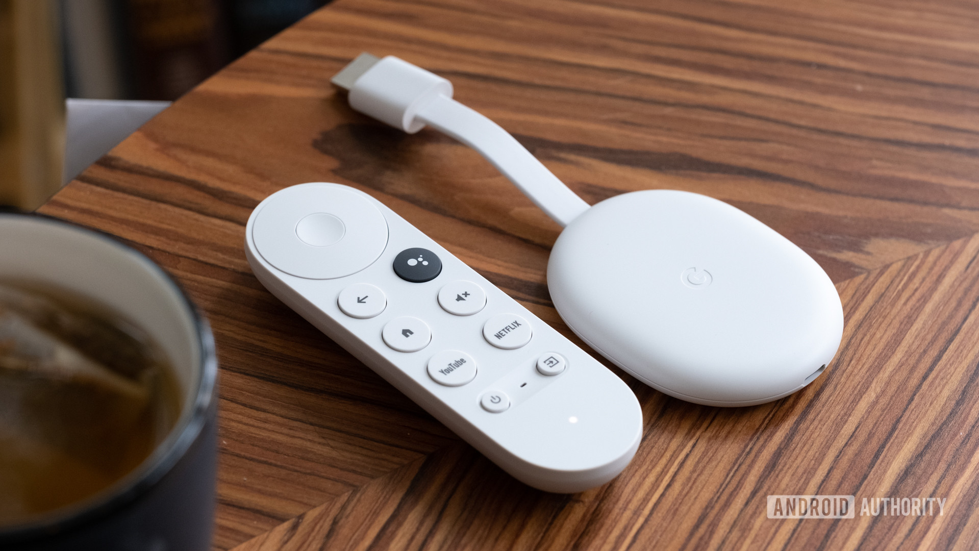 Google Chromecast با Google TV روی میز عکس