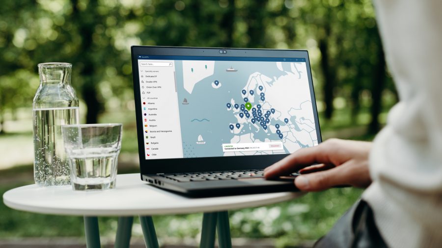 NordVPN روی یک لپ‌تاپ Windows اجرا می‌شود و همه مکان‌هایی را که می‌توانید انتخاب کنید نشان می‌دهد
