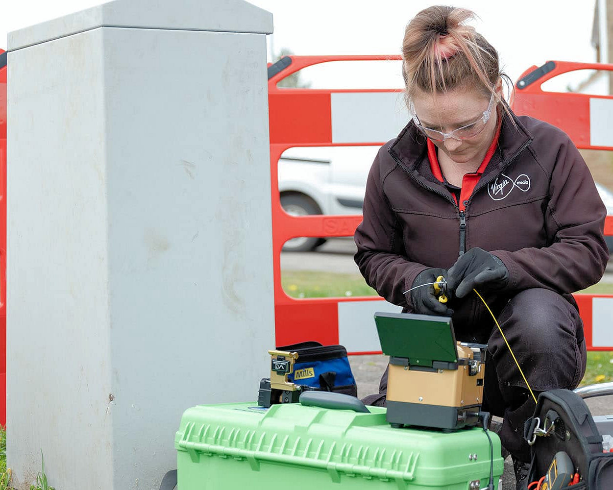 Virgin-Media-O2-Female-Fibre-Splicer" loading="lazy" srcset="https://www.ispreview.co.uk/wp-content/uploads/2021/10/nggallery_import/Virgin-Media -O2-Female-Fibre-Splicer.jpg 1251w، https://www.ispreview.co.uk/wp-content/uploads/2021/10/nggallery_import/Virgin-Media-O2-Female-Fibre-Splicer-768x614. jpg 768w" sizes="(max-width: 1251px) 100vw, 1251px" />Broadband ISP Virgin Media (VMO2) امروز آخرین دسته ارتقاء شبکه DOCSIS 3.1 خود را روشن کرده است که 1.1 میلیون خانه دیگر را در دسترس قرار داده است. سرعت دانلود "گیگابیت" (1130 مگابیت در ثانیه پایین و 52 مگابیت در ثانیه بالا) و به این معنی است که حدود 65٪ از اماکن بریتانیا اکنون باید تحت پوشش "باند پهن با قابلیت گیگابیت" باشد. در اعلامیه، اما ما می‌دانیم که آنها شامل Exeter، Poole، Plymouth، Norwich، Luton، Loughbrough، Oldham، Rochdale و بخش‌هایی از Surrey و Hertfordshire هستند که در اوایل سال ارتقاء نیافته بودند. قبل از امروز، VMO2 قبلاً 14.3 را ارتقا داده بود. مایل میلیون ها محل سرپوشیده آنها مطابق با استاندارد کابل جدید است و آخرین تغییر این تصویر را برای همه 15.5 میلیون نفر تکمیل می کند.
توجه: D3.1 از پیشرفت‌هایی مانند OFDM (Othogonal Frequency Division Multiplexing) استفاده می‌کند که می‌تواند داده‌ها را با استفاده از فرکانس‌های حامل چندگانه رمزگذاری کند و مقدار طیف رادیویی را تا 200 مگاهرتز افزایش دهد. این همچنین از پیشرفت‌های دیگر، مانند معماری دسترسی توزیع شده / محیط از راه دور (R-PHY) - اینجا و اینجا پشتیبانی می‌کند.
تا به امروز، تعداد زیادی از مشتریان VMO2 در شبکه فیبر کواکس هیبریدی (HFC) و فیبر به محل (FTTP) مبتنی بر EuroDOCSIS 3.0 از قبل می‌توانستند به حداکثر سرعت فوق‌العاده c.630 مگابیت در ثانیه (بسته تلویزیون نهایی Oomph) دسترسی داشته باشند. ، اما با پذیرش استاندارد D3.1 توانسته اند عملکرد پایین دستی را تا 1 گیگابیت بر ثانیه به طور قابل توجهی افزایش دهند (به طور بالقوه در آینده به 2 گیگابیت در ثانیه + می رسند).
در نتیجه این همه، Virgin Media در مدت زمان نسبتاً کوتاهی (2 سال)، تمام 15.5 میلیون محل تحت پوشش خود را در دسترس سرعت دانلود باند پهن با قابلیت گیگابیت قرار داده است. این، هنگامی که با استقرار FTTP رقیب از اپراتورهای دیگر ترکیب می‌شود، پوشش کلی گیگابیت بریتانیا را به حدود 65 درصد افزایش می‌دهد (ارائه‌دهندگان FTTP به تنهایی حدود 29 درصد را ارائه می‌دهند، اما مقداری از آن شامل ساخت بیش از حد با VMO2 می‌شود).
لوتز شولر، مدیرعامل VMO2 گفت:
«فقط دو سال پیش، ما شروع به رهبری انقلاب گیگابیتی بریتانیا کردیم و امروز آن را انجام دادیم. سرمایه‌گذاری ما برای آوردن پهنای باند گیگابیتی به هر خانه‌ای در شبکه‌مان، زیرساخت دیجیتال بریتانیا را طی یک دهه به جلو انداخته و دیگران را مجبور کرده تا بازی خود را ارتقا دهند.
ما به‌عنوان بزرگترین ارائه‌دهنده گیگابیت کشور، نیروی محرکه در دسترس بودن گسترده گیگابیت چهار سال جلوتر از هدف دولت هستیم.
پس از رسیدن به این نقطه عطف بزرگ در عرض تنها دو سال، ما با ادامه نوآوری و سرمایه‌گذاری در شبکه خود برای پشتیبانی از فناوری‌های فردا، ماموریت خود برای ارتقای بریتانیا را دوچندان می‌کنیم – هیچ کاهشی در Virgin Media O2 وجود ندارد.
نادین دوریس نماینده مجلس، وزیر دیجیتال بریتانیا، گفت:
«دریافت پهنای باند پرسرعت در خانه‌های همه اولویت اصلی است و تلاش‌های Virgin Media O2 به این معنی است که ما در مأموریت خود برای ارتقای سطح بریتانیا با اتصال بهتر پیشرفت سریعی داریم.
ما باید اطمینان حاصل کنیم که مناطق روستایی عقب نمانند، به همین دلیل است که در کنار توسعه صنعت، تا 5 میلیارد پوند سرمایه‌گذاری می‌کنیم تا سرعت‌های بالاترین محدوده را در جوامع صعب العبور در دسترس قرار دهیم.»
نکته مهم در اینجا این است که پیشرفت آینده بسیار کندتر خواهد بود، زیرا تقریباً به طور کامل از راه‌اندازی‌های جدید FTTP حاصل می‌شود که ساخت آن بسیار بیشتر از ارتقای ساده کیت موجود است و احتمالاً ابتدا نیاز به ساخت بیش از حد بسیاری از وصله‌های گیگابیتی VMO2 خواهد داشت. علاوه بر این، ارتقاء VMO2 همچنان بخش بالادستی شبکه آنها را روی استاندارد قدیمی D3.0 گیر کرده است، به همین دلیل سرعت آن فقط c.50 مگابیت در ثانیه است.
یک آزمایش، که سال گذشته انجام شد، با اعمال D3.1 در سمت بالادست (اینجا) آپلودها را تا 214 مگابیت در ثانیه افزایش داد، اما مشخص نیست چه زمانی یا حتی آیا آنها این را اجرا خواهند کرد یا خیر. آزمایش‌های اخیر، که ویژگی‌های مشابه مورد اول داشتند، بارگذاری‌ها را به 50 مگابیت بر ثانیه کاهش داده‌اند (اینجا و اینجا). به عبارت دیگر، می‌توانیم در آینده انتظار بسته‌ای با سرعت ۲ گیگابیت بر ثانیه را داشته باشیم، اما علامت سوال همچنان روی آپلودها باقی خواهد ماند.
با این حال، VMO2 در چند سال آینده همچنان می‌تواند ادعا کند که آنها بزرگترین ارائه‌دهنده سرعت گیگابیت در بریتانیا هستند، حتی اگر فقط در سمت پایین دست باشد. در مقام مقایسه، رقیب همیشگی Openreach (BT) قصد دارد تا دسامبر سال 2026 به 25 میلیون واحد با FTTP گیگابیتی (حدود 80 درصد بریتانیا) برسد، اما آنها در حال حاضر تنها در 6 میلیون و بالاتر هستند و یک بازی طولانی از رسیدن به عقب را انجام می دهند. VMO2.
در همین حال، VMO2 قبلاً یک "جاه طلبی" مبهم برای گسترش جدیدترین شبکه FTTP خود برای رسیدن به 7 میلیون خانه اضافی در 5 سال آینده اعلام کرده است. علاوه بر این، آنها همچنین برای ارتقاء کل شبکه خط ثابت خود - حدود 14.3 میلیون محل در مناطق HFC موجود - به FTTP سرعت متقارن مبتنی بر XGS-PON تا پایان سال 2028 (اینجا) باز خواهند گشت. یک راه حل عمده فروشی برای ISP های بریتانیا نیز انتظار می رود.
توجه: VMO2 در 5 سال آینده 10 میلیارد پوند بر روی خط ثابت و ارتقاء 5G سرمایه گذاری می کند.
به مشتریانی که امروز بسته Gig1Fibre مربوطه را از Virgin Media تحویل می‌گیرند، معمولاً روتر HUB 4.0 (TG3492LG-VMB / Gigabit Connect Box) با قابلیت D3.1 ارسال می‌شود، و می‌توانید مشخصات آن را در این مقاله ببینید. اما آنها همچنین روتر بسیار توانمندتر HUB 5.0 (Sagemcom F3896LG-VMB) را راه اندازی کرده اند (جزئیات)، اگرچه این از نظر فنی هنوز بیشتر یک آزمایش قبل از راه اندازی است.
قیمت بسته پهنای باند جدید 1 گیگابیت بر ثانیه معمولاً از 62 پوند در ماه (باند پهن مستقل) برای مدت 18 ماه شروع می شود و به قیمت تضمین شده برای حداقل 24 ماه متصل می شود. مشتریان همچنین می‌توانند این را در کنار بسته‌های مختلف تلویزیون پرداختی و تلفن خود، البته با هزینه اضافی، ببرند.
به روز رسانی ساعت 8 صبح
آخرین نکته ای که در اینجا باید به آن اشاره کرد این است که گاهی اوقات فاصله زمانی کوتاهی بین VMO2 که چنین اعلامیه هایی را ارائه می کند و تغییر در واقع زنده می شود وجود دارد. ویرجین به ما اطلاع داده است که وب‌سایت/بررسی کننده آنها هنوز به‌روزرسانی نشده است تا اخبار امروز را به طور کامل منعکس کند.
علاوه بر این، Virgin Media به ما اطلاع داده است که 1.1 میلیون ساختمان نهایی امروز از Exeter، Poole، Plymouth، Norwich، Luton، Loughbrough، Oldham، Rochdale و بخش‌هایی از Surrey و Hertfordshire که در اوایل سال ارتقاء نیافته‌اند، آمده‌اند. ما مقاله بالا را به روز کرده ایم تا این موضوع را منعکس کند.

</pre>
<p><a href=
