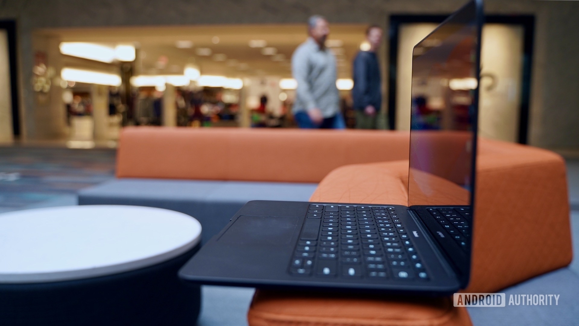  نمای جانبی Google Pixelbook Go Go باز است