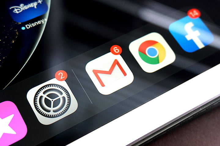 انتخاب برنامه تنظیمات iOS.