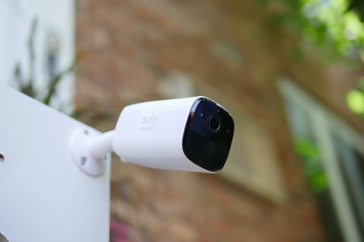 Eufy SoloCam E40 در زاویه و نصب شده.