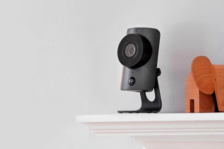 SimpliSafe SimpliCam روی یک مانتل قرار داده شده است.